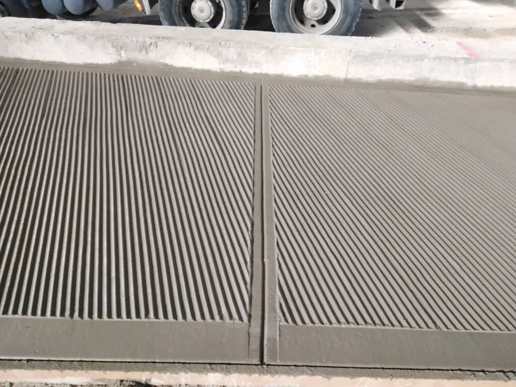 broomed-concrete-panels-closeup Close-up of broomed finish concrete pad panels by Concrete Star Calgary